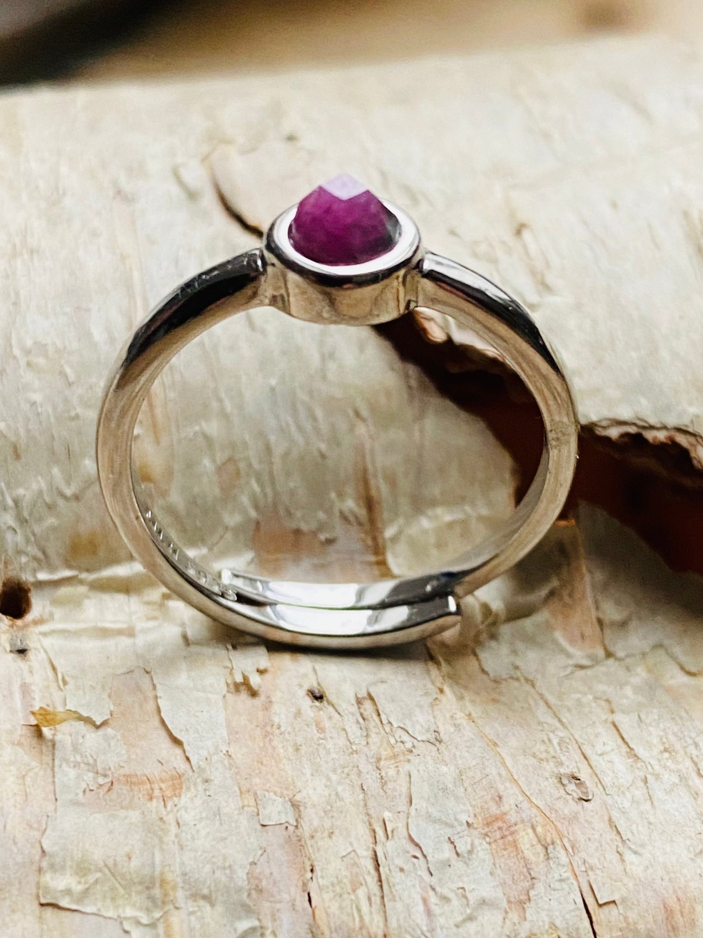 Anneq one size finger ring with 4 mm faceted Corundum/Ruby in sterling silver 925
