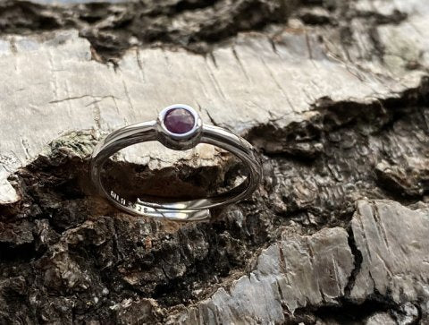 Minneq One size fingerring med 3 mm facetslebet Korund/Rubin i sterling sølv 925o
