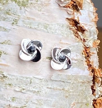 Naasunnguaq earrings with faceted Nuummit in sterling silver 925