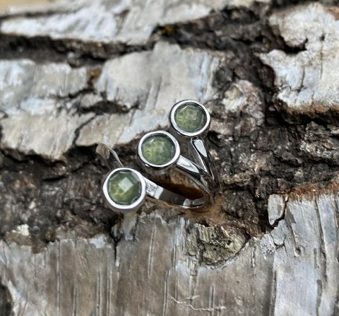 Nuunu one size fingerring med 3 stk 5 mm facetslebet Grønlandit i sterling sølv 925