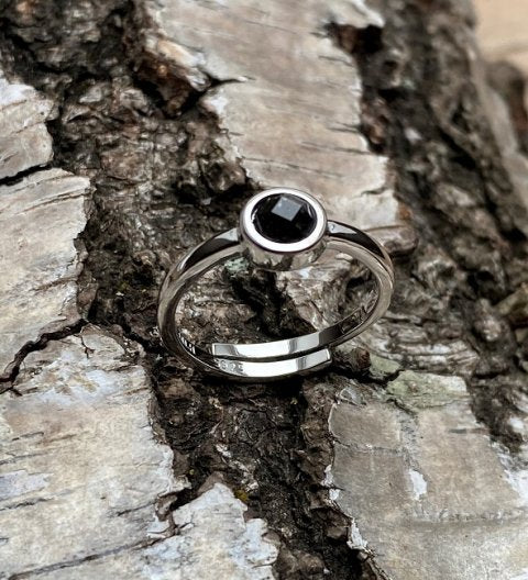 Pani one size fingerring med 5 mm facetslebet Nuummiti sterling sølv 925