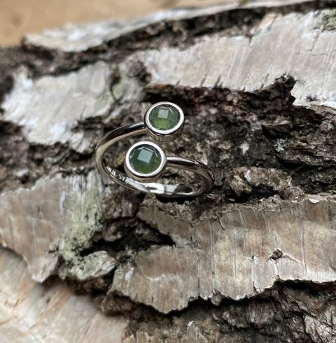Angaju one size fingerring med 2 stk 5 mm facetslebet Grønlandit i sterling sølv 925