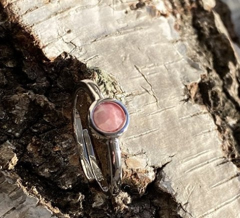 Pani one size fingerring med 5 mm facetslebet Tugtupit i sterling sølv 925