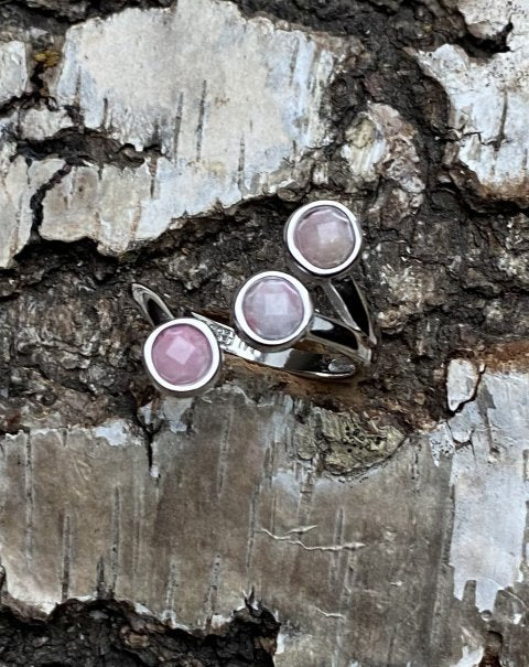 Nuunu one size fingerring med 3 stk 5 mm facetslebet Tugtupit i sterling sølv 925