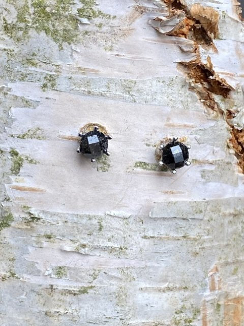 Natuk earrings with faceted Nuummit in sterling silver 925