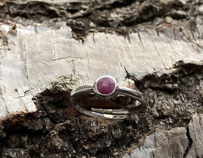 Anneq one size fingerring med 4 mm facetslebet Korund/Rubin i sterling sølv 925