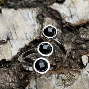 Nuunu adjustable ring with 3 pcs 5 mm faceted Nuummite in 925 sterling silver