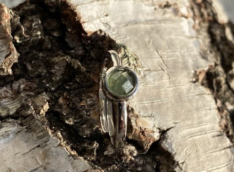 Pani justerbar ring med 5 mm facetslebet Grønlandit sterling sølv 925