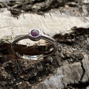 Minneq justerbar ring med 3 mm facetslebet Korund/Rubin i sterling sølv 925
