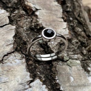 Pani justerbar ring med 5 mm facetslebet Nuummiti sterling sølv 925