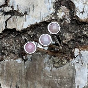 Nuunu adjustable ring with 3 pcs 5 mm faceted Tugtupite in 925 sterling silver